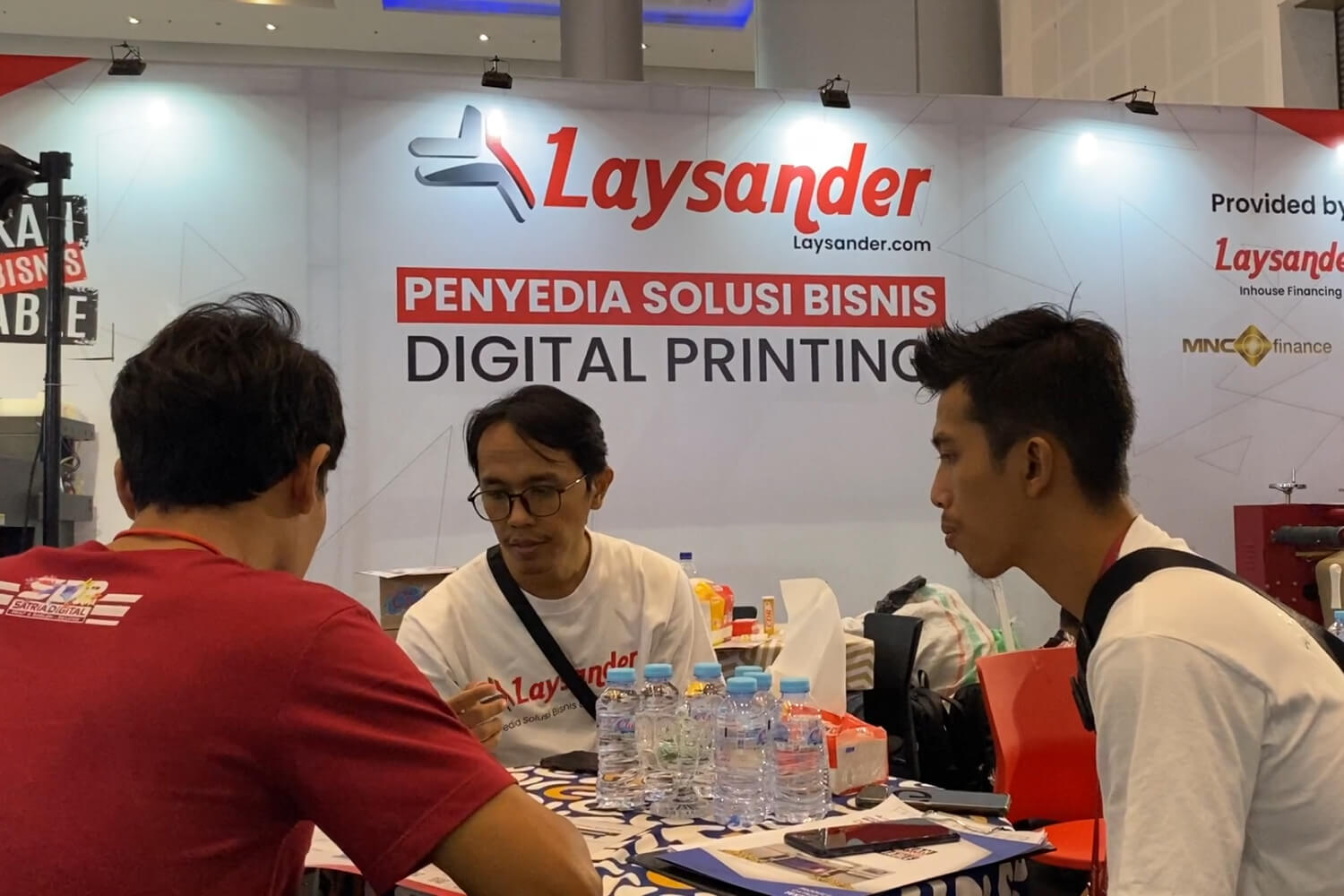 pelanggan sedang berkonsultasi dengan bd