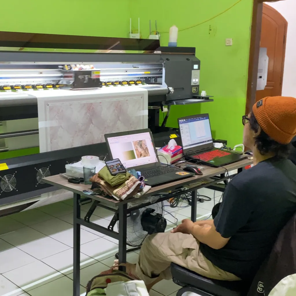 seorang pebisnis sedang melakukan proses cetak printing