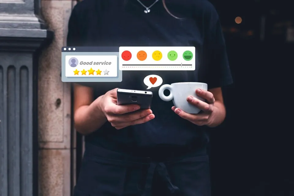 seseorang memberikan review