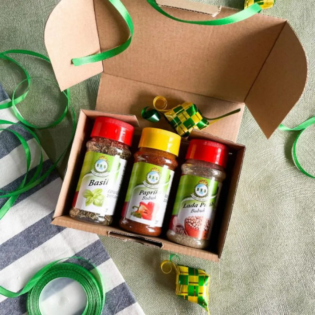 hampers berisikan bumbu-bumbu dapur