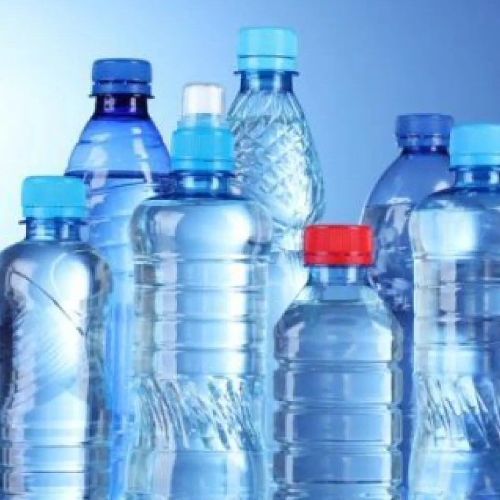Gambar maklon air mineral dengan kemasan berupa galon, botol dan gelas.