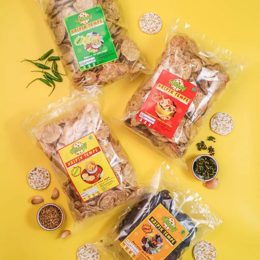 Gambar maklon cemilan seperti keripik kentang, keripik singkong dan kacang-kacangan.