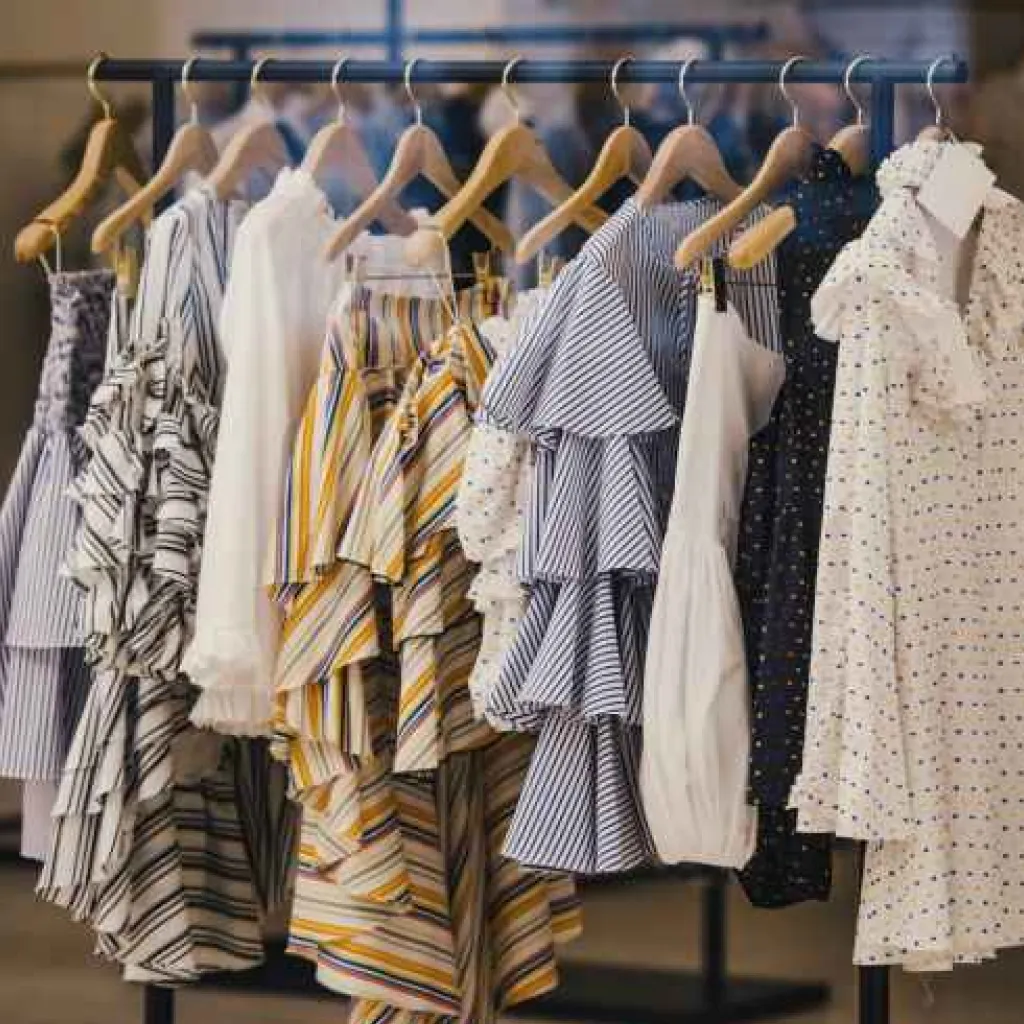 Gambar maklon fashion yang meliputi kemeja, rok, celana, gaun dan jas.