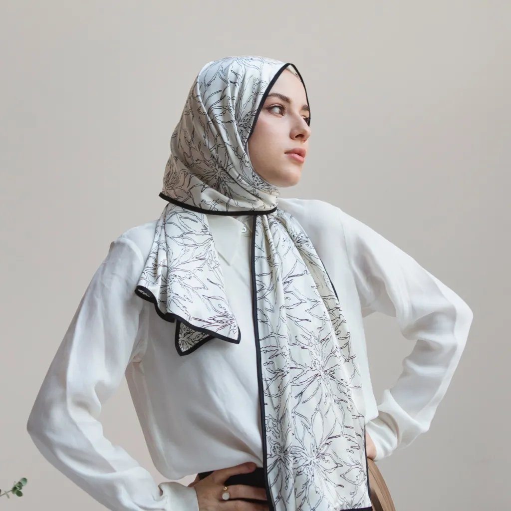 Seorang wanita mengenakan hijab printing dengan motif bunga.