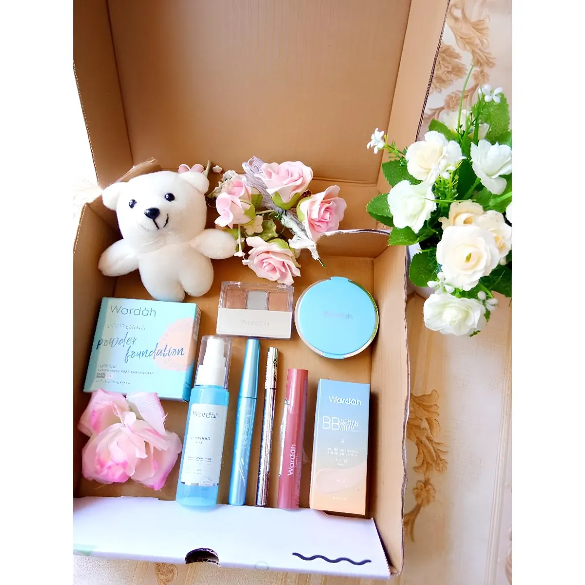 Eid beauty hampers with halal-certified skincare, cosmetics, and custom-printed packaging for Muslim consumers.