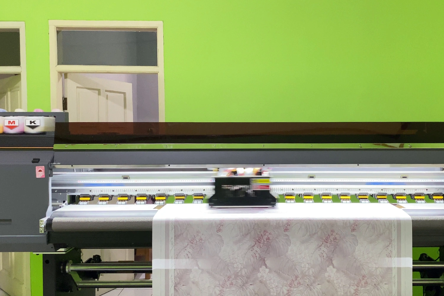 Proses cetak printing hijab yang memperlihatkan kecepatan dan kapasitas produksi printer sublim.