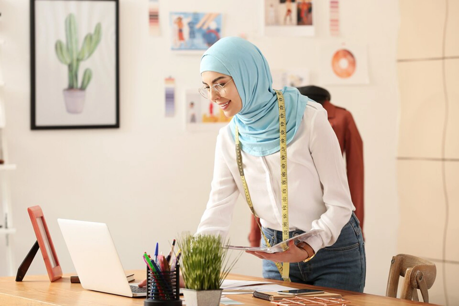 Seseorang sedang membuat konsep dan desain hijab yang akan dibuat.