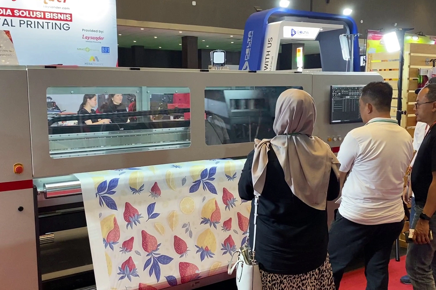 Seorang pengusaha sedang memilih mesin printing yang tepat untuk produksi hijabnya