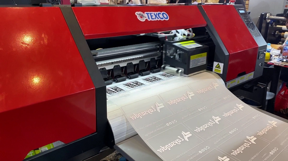 Explanation of what DTF printing is and its advantages over screen printing for textile design transfer.