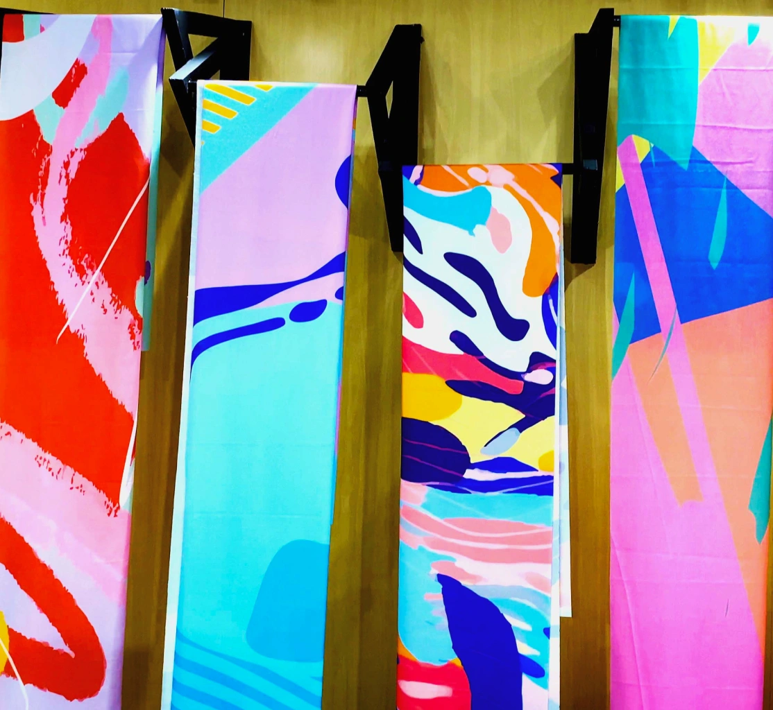 Hijab dengan motif warna-warni cetakan resolusi tinggi menunjukkan kemajuan teknologi printing.
