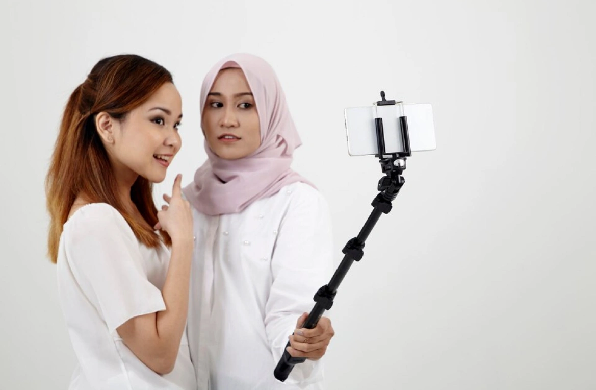 Influencer marketing strategy for hijab business promotion through tutorials and lifestyle content.