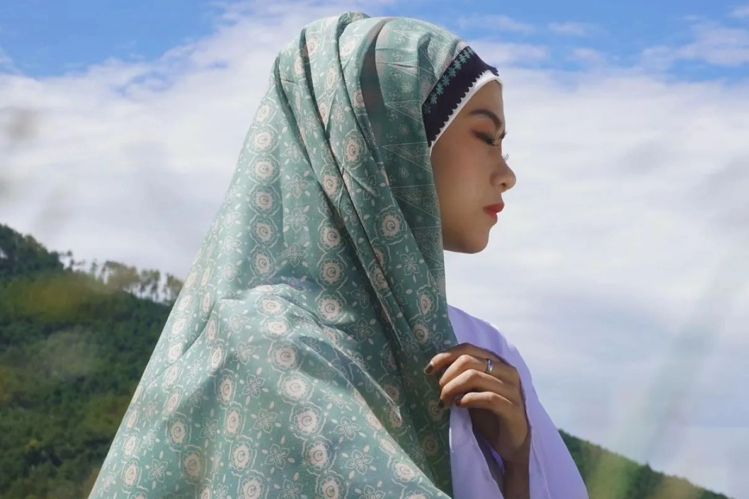 Seorang wanita menggunakan hijab dengan motif khas Jambi.