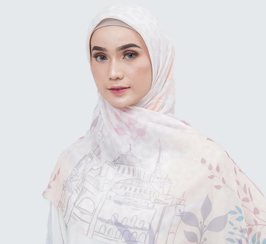 Seorang wanita menggunakan hijab dengan motif Masjid Agung Uzbekistan.