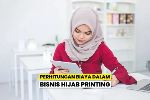 Wanita entrepreneur menghitung biaya awal bisnis hijab printing menggunakan tablet.