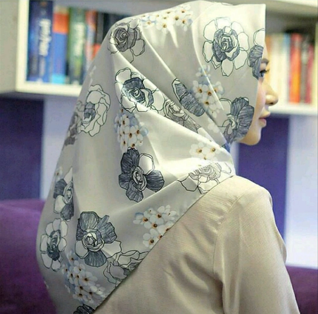 Seorang wanita menggunakan hijab dengan motif sketsa.