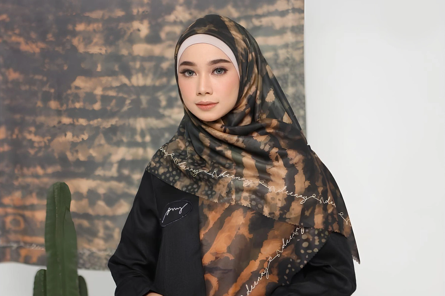 Seorang wanita menggunakan hijab dengan motif tie dye.