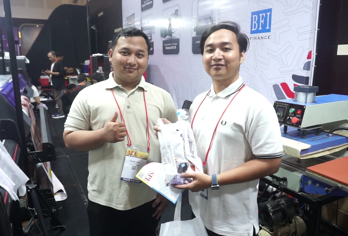Laysander promotions at Surabaya Printing Expo 2024 including special pricing, free gifts, and Buy 1 Get 1 deal.
