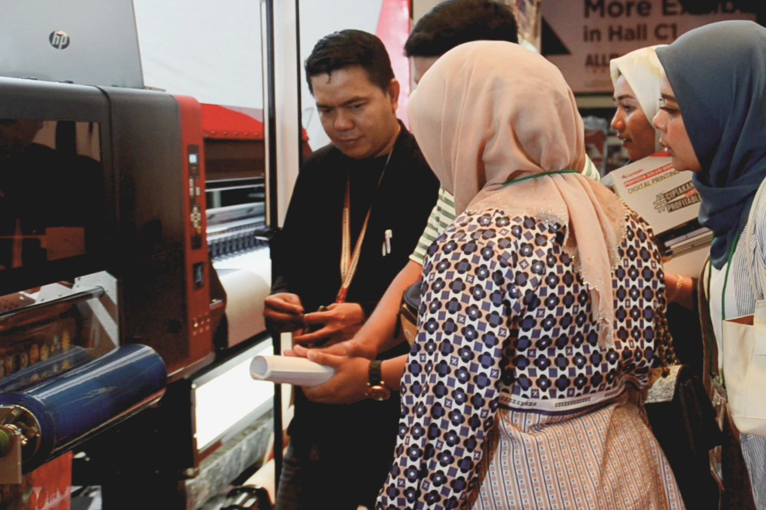 Visitors receiving free business consultation from Laysander’s expert team at AllPrint 2024.