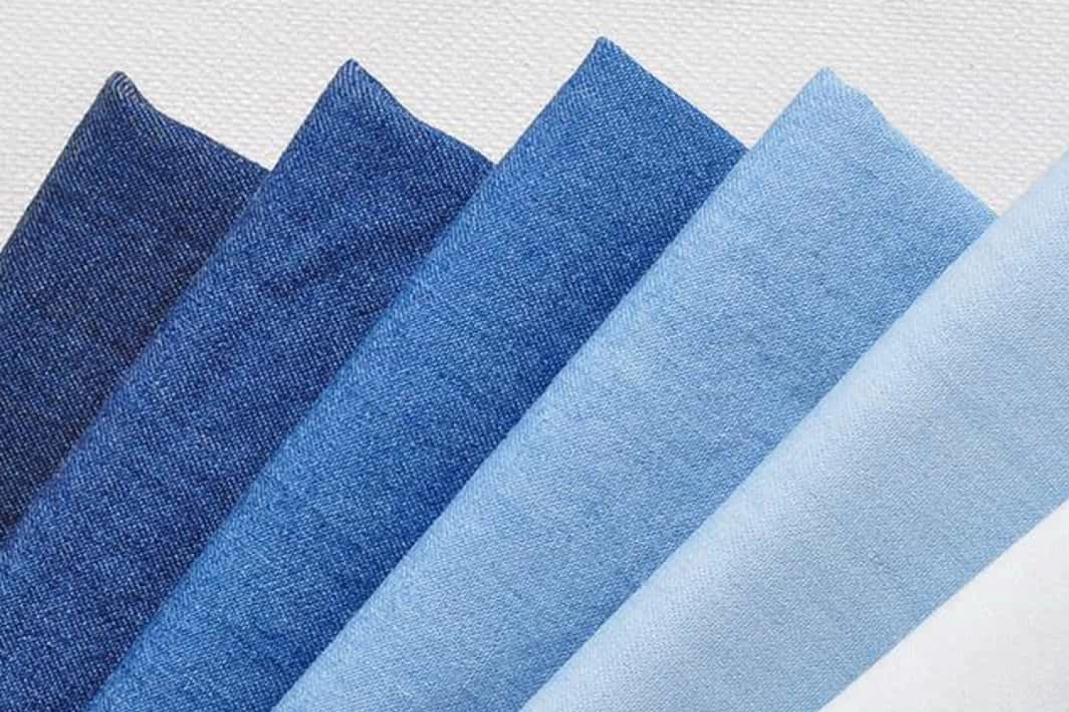 Tote bag dengan bahan denim.