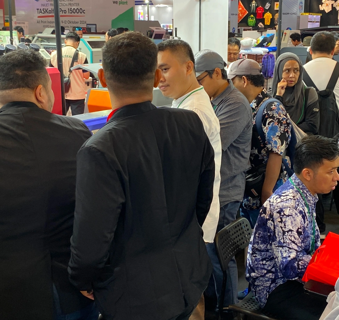 The excitement of visitors at the Laysander booth during AllPrint 2024.