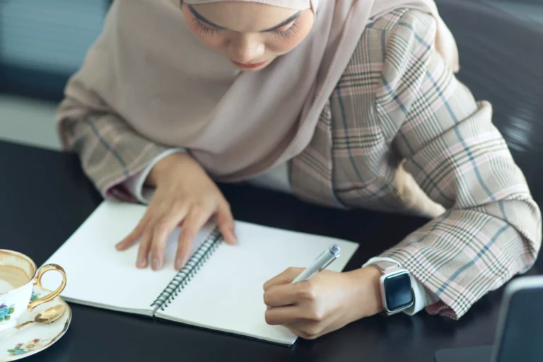 Business dashboard highlighting increasing revenue and healthy profit lines, reflecting strong margins in the hijab industry