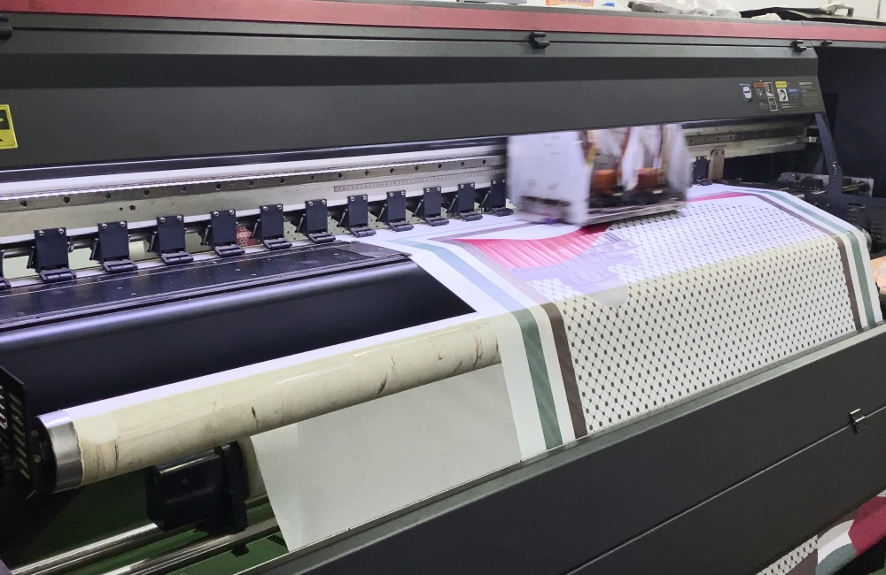 Mesin printer yang sedang bekerja.