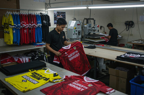 Hasil cetak dari produk jersey.