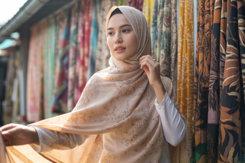 A detailed overview of 2025 hijab printing trends featuring top patterns, artistic inspirations, and fashionable color palettes