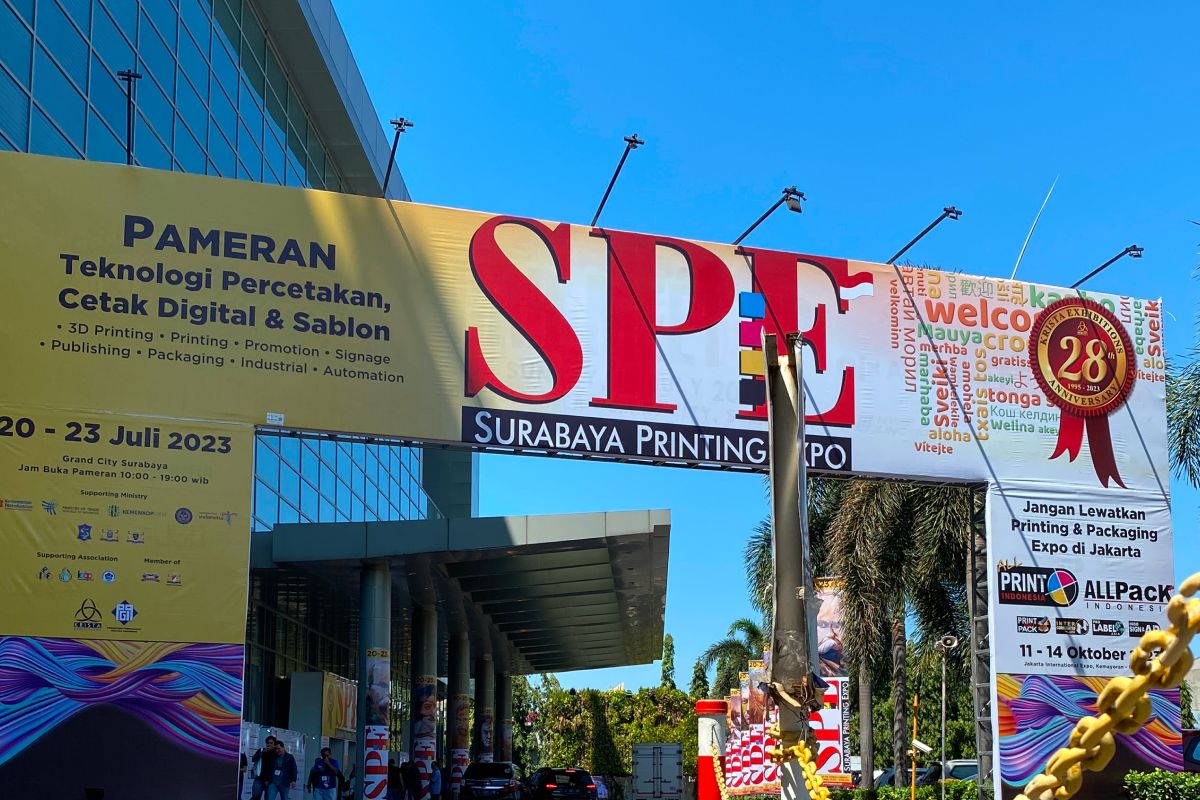 Laysander booth at Surabaya Printing Expo 2023 attracting visitors with the latest digital printing technology.