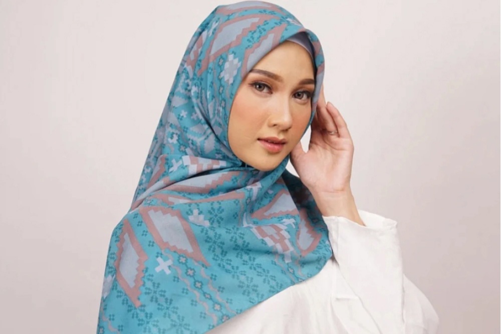 Elegant hijab in Tosca Green, a refreshing blend of blue and green for a calming and stylish look