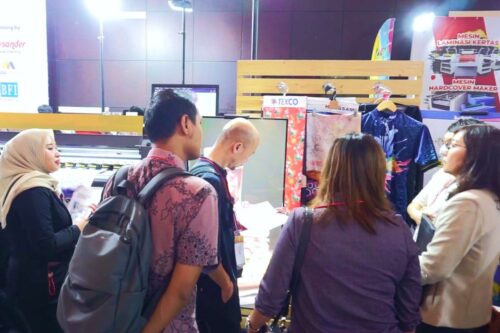 Crowds at the Laysander booth during the SPE 2025 exhibition.