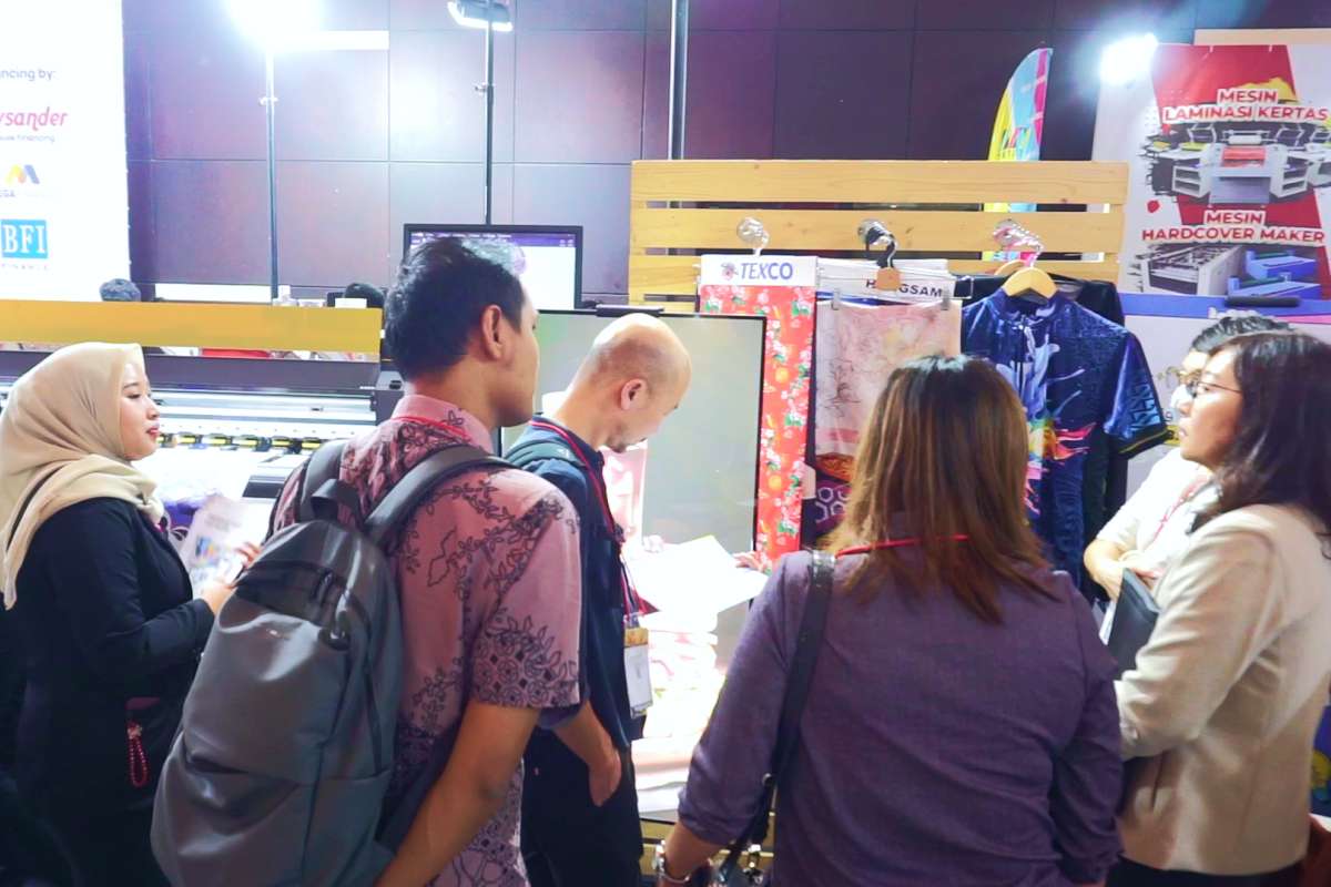 Crowds at the Laysander booth during the SPE 2025 exhibition.