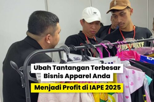 tiga orang sedang berdiskusi di booth pameran apparel IAPE 2025 sambil melihat contoh pakaian