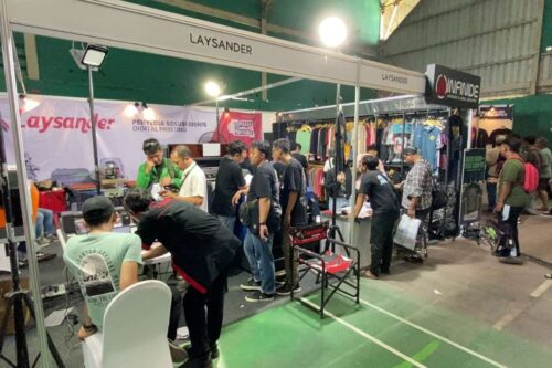 Visitors gathering at the Laysander booth during Sablon Jawa Timuran 2025 to explore digital printing solutions.
