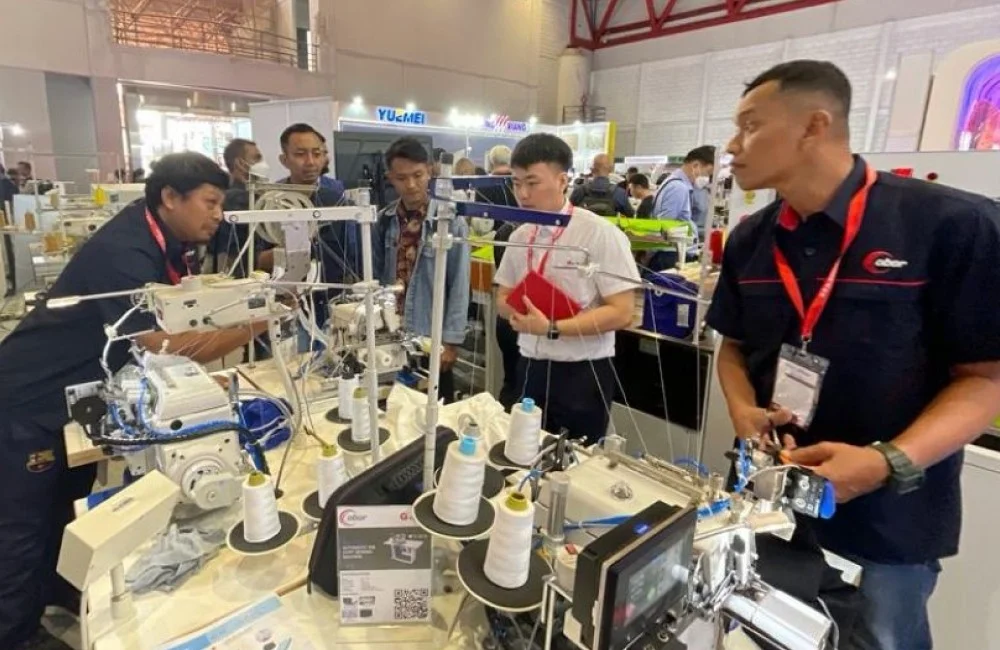 Pengunjung melihat demonstrasi mesin tekstil modern di pameran Indo Intertex 2026 untuk meningkatkan efisiensi produksi.