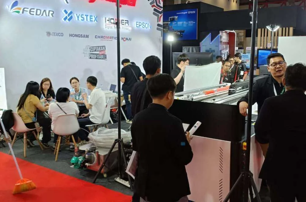 Suasana booth pameran Indo Intertex 2026 dengan pengunjung berdiskusi dan menjalin kerja sama bisnis tekstil internasional.