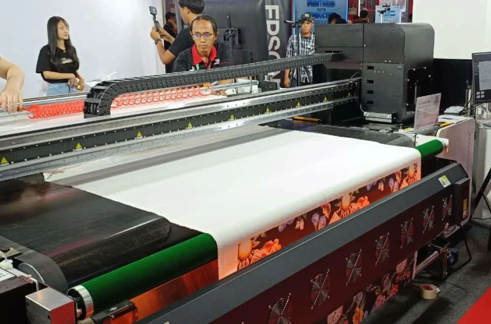 Mesin digital printing kain beroperasi di pameran Indo Intertex 2026 untuk produksi tekstil yang lebih efisien.