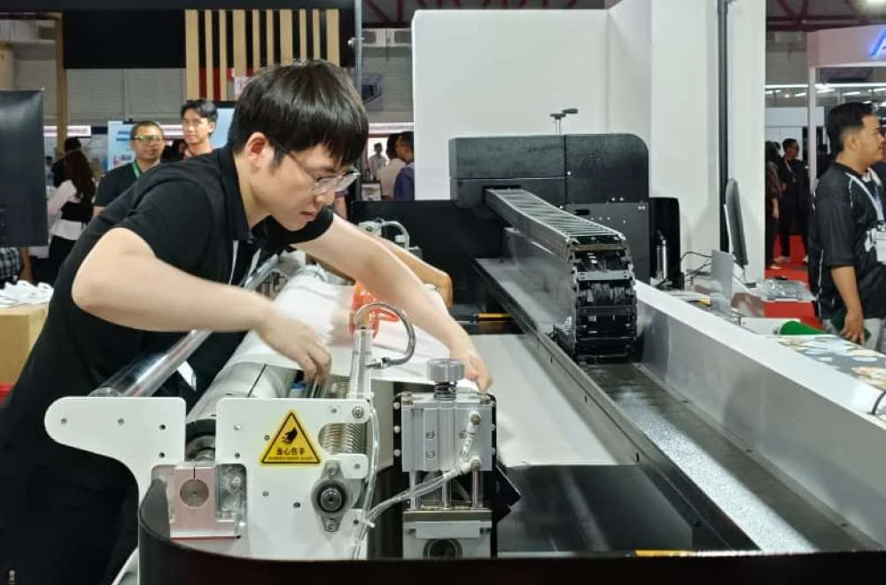Teknisi mengoperasikan mesin tekstil modern di pameran Indo Intertex 2026 dengan teknologi produksi canggih.