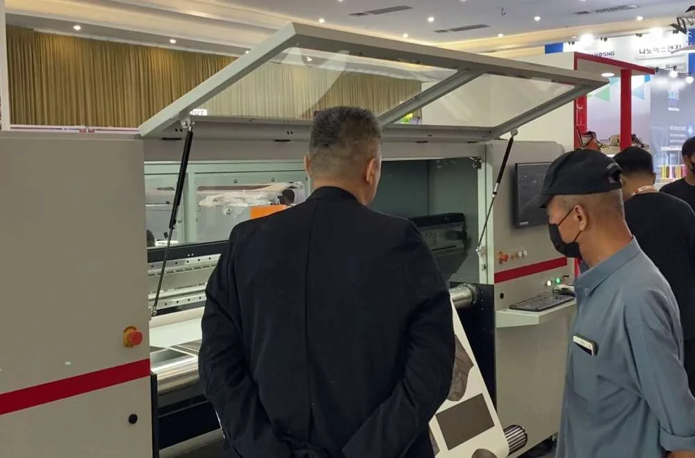Pengunjung melihat langsung mesin printing di booth Laysander pada acara kenduri sablon jogja 2026.