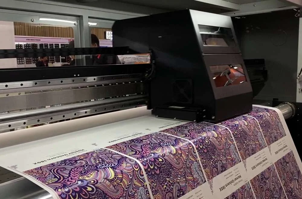 Mesin printing tekstil sedang melakukan live demo cetak kain di area pameran kenduri sablon jogja 2026.
