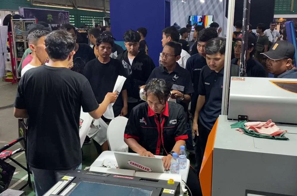 Pengunjung menyaksikan demonstrasi mesin dan berkonsultasi langsung dengan tim ahli di area pameran Kenduri Sablon Jogja #3.