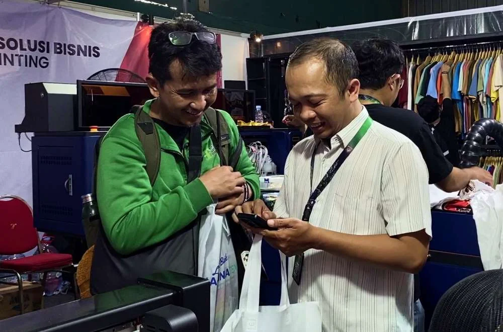 Pengunjung berkonsultasi dengan tim booth mengenai kebutuhan mesin printing dan peluang pengembangan usaha di Kenduri Sablon Jogja #3.