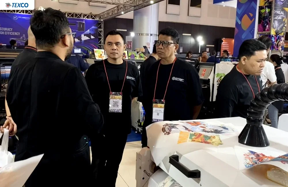 Pengunjung berdiskusi dengan tim pameran mengenai mesin printing dan promo spesial di booth pameran surabaya printing expo 2026.