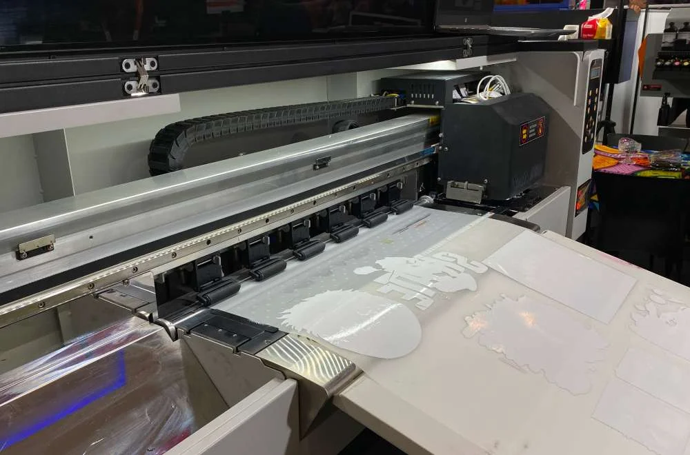 Mesin cetak digital berformat besar sedang mendemonstrasikan proses produksi di Surabaya Printing Expo 2026 untuk menghasilkan cetakan yang presisi dan efisien.