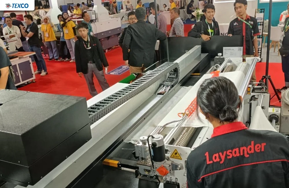 Demonstrasi mesin printing Laysander yang disaksikan pengunjung pameran industri apparel.