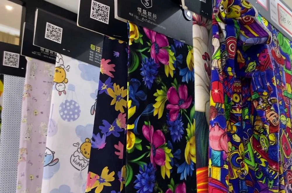 Beragam kain custom printing dengan motif dan warna cerah ditampilkan di pameran IAPE Bandung 2026