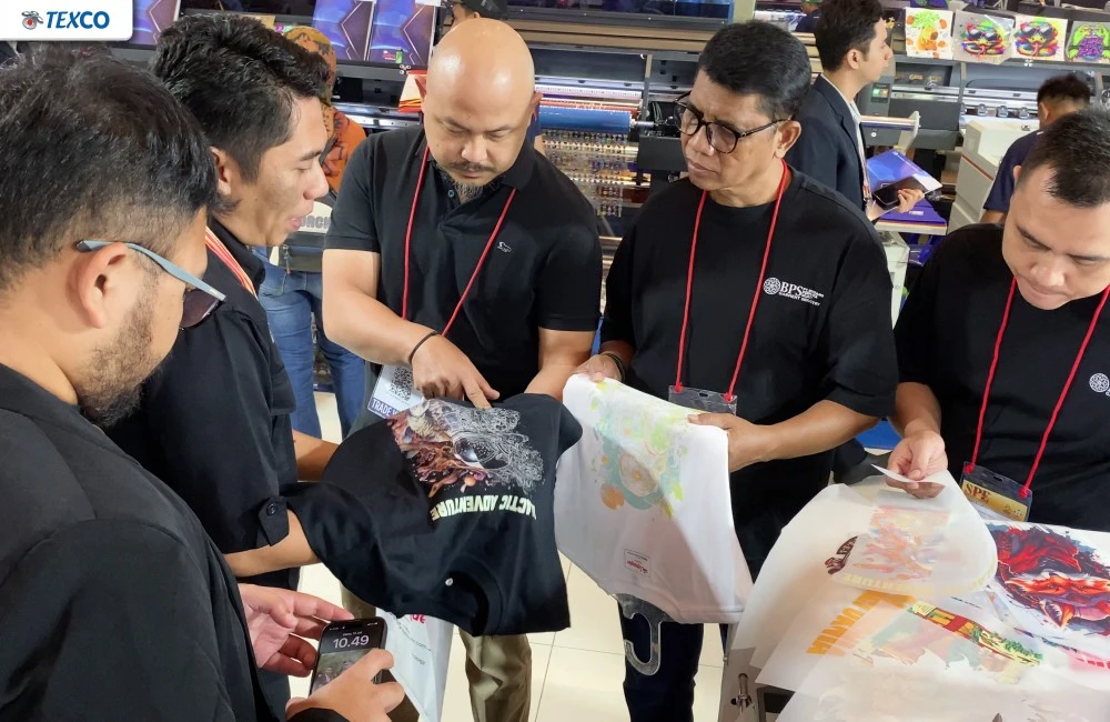 Pengunjung berdiskusi dan melihat sampel hasil cetak sebagai bagian dari sesi demo dan konsultasi mesin di AllPrint Indonesia 2026.