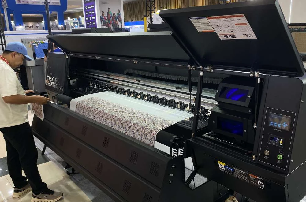 Mesin direct to fabric mencetak motif pada kain di pameran IAPE Bandung 2026.