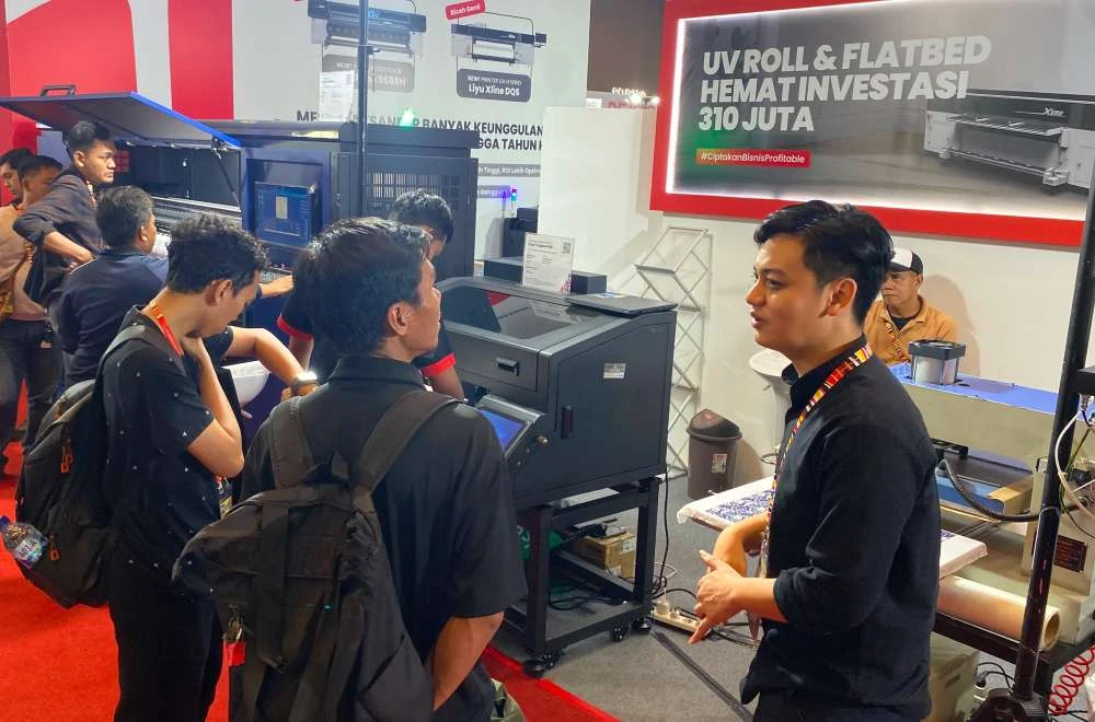 Tim Texco berdiskusi dengan pengunjung mengenai investasi mesin cetak dan penawaran menarik di AllPrint Indonesia 2026.