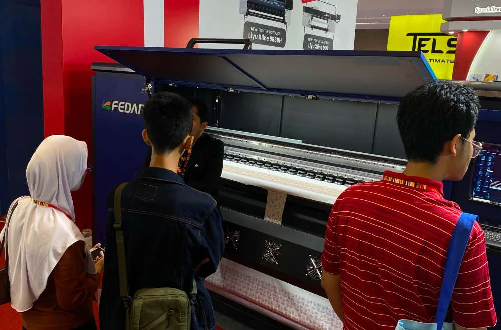 Pengunjung melihat demonstrasi mesin cetak digital Fedar sebagai peluang ekspansi bisnis di pameran AllPrint Indonesia 2026.
